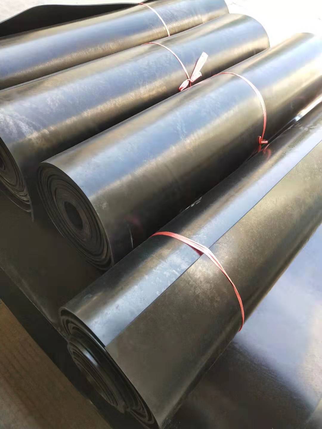 丁腈橡膠板：是由丁二烯和丙烯腈經(jīng)乳液聚合法制得的，丁腈橡膠主要采用低溫乳液聚合法生產(chǎn)。